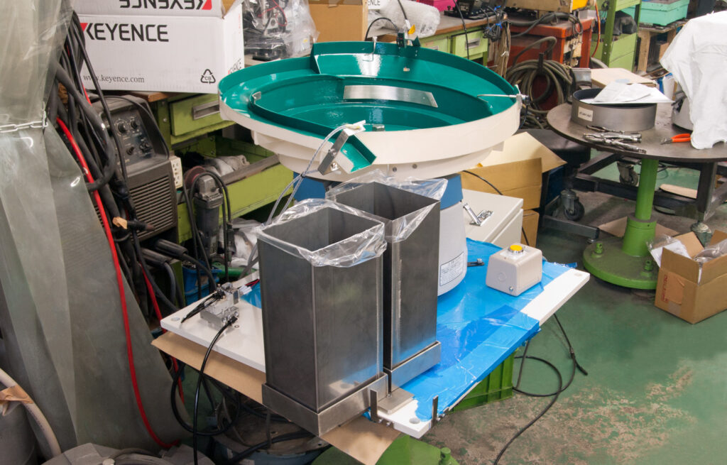 蓋付きケース用パーツフィーダー