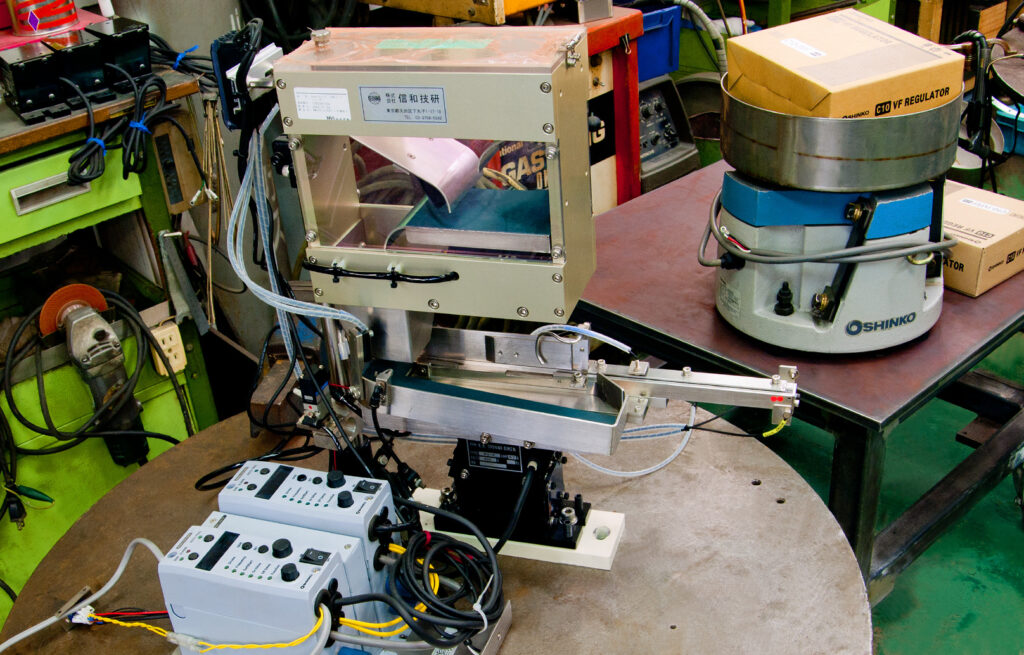 絶縁キャップ用パーツフィーダー