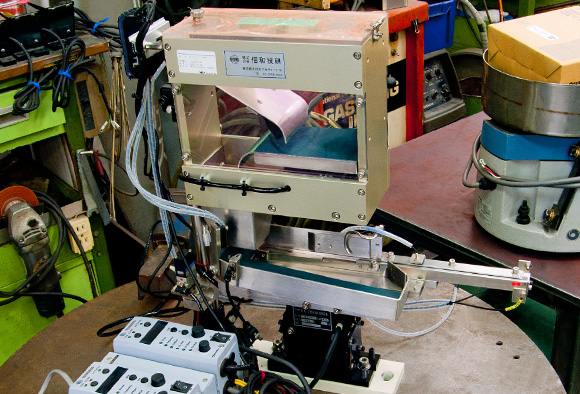 絶縁キャップ整列機