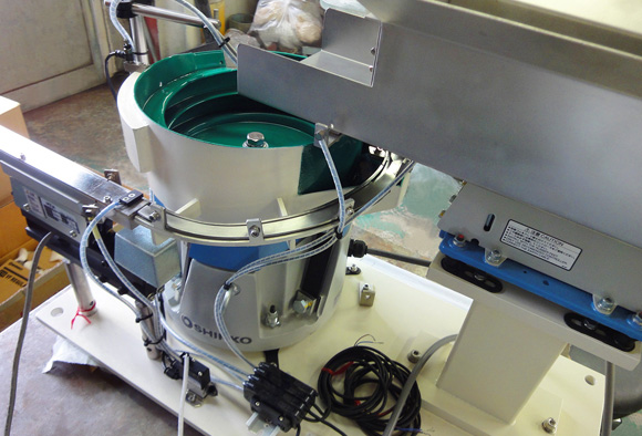 コネクターパーツ整列機