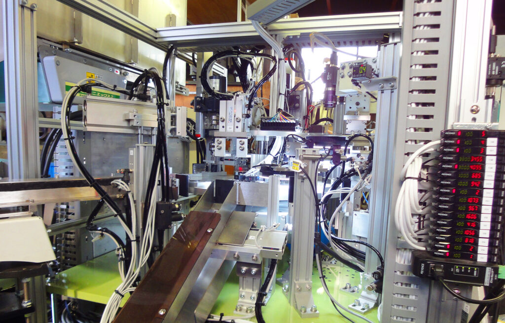 蛍光灯口金・ピン組立検査機