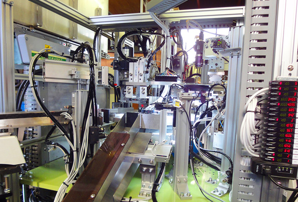 蛍光灯口金・ピン組立検査機