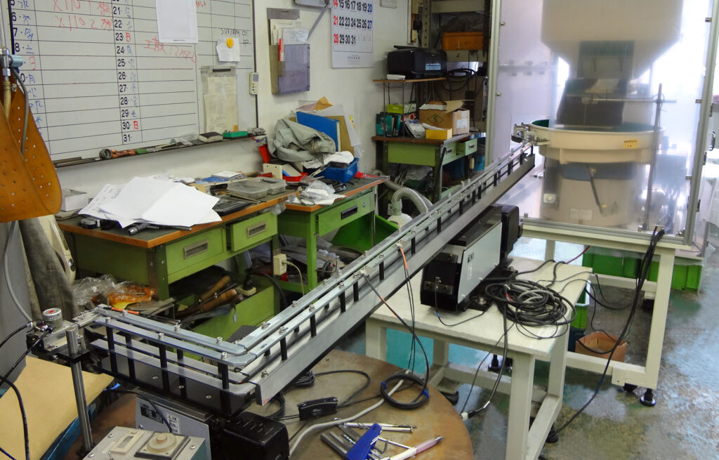 自動車エンジン用ボルト整列機