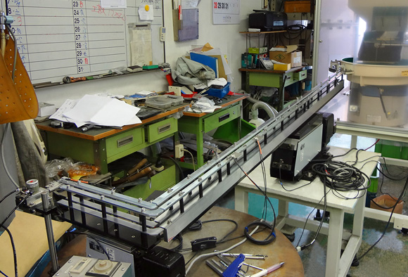 自動車エンジン用ボルト整列機