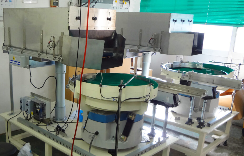 洗剤容器ノズル・キャップ整列機