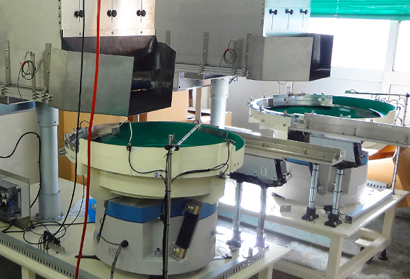 洗剤容器ノズル・キャップ整列機