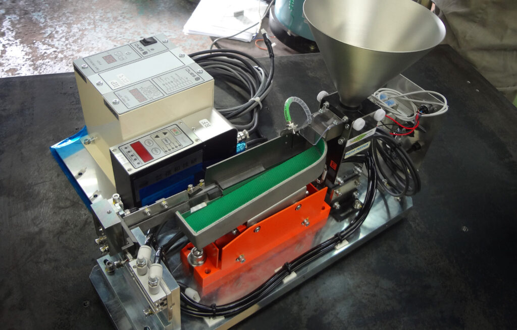 携帯電話・液晶用ネジ整列機