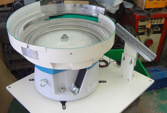 円筒型・凹型金属部品整列機