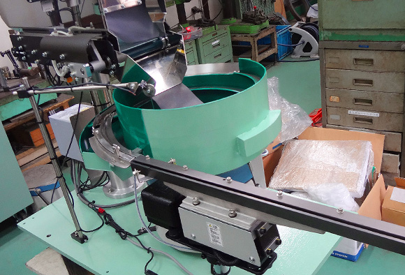 セラミックスパーツ整列機