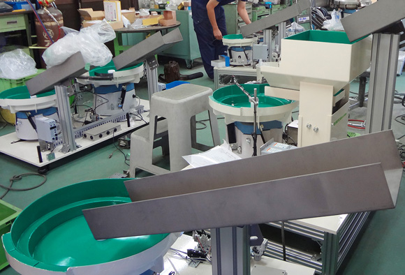 ブッシュ＆ナット整列機