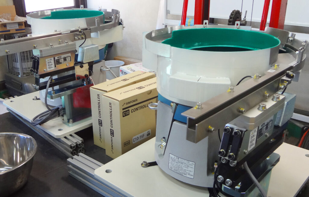 自動車部品用樹脂ブッシュ整列機