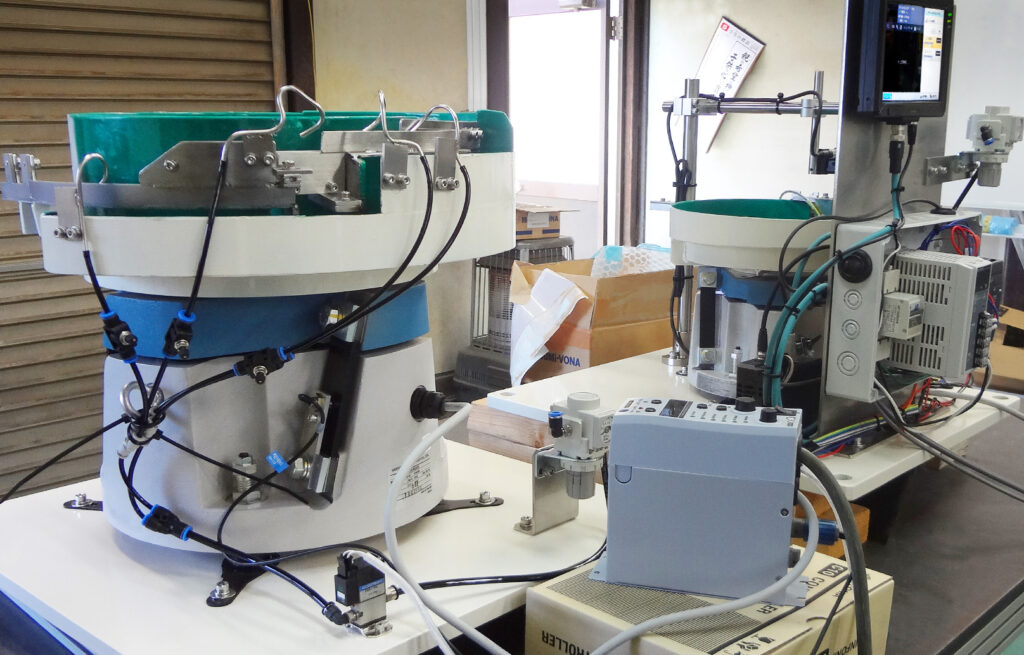 アイライナー軸&スポンジ整列機