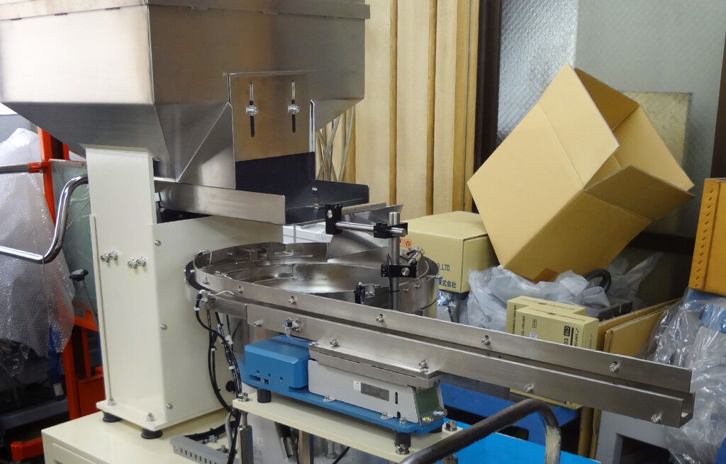 樹脂製スパイスボトル整列機