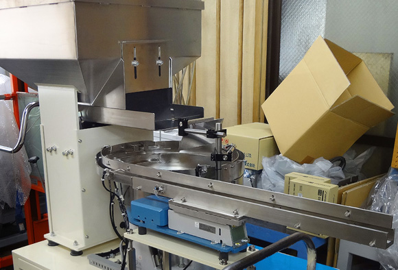 樹脂製スパイスボトル整列機