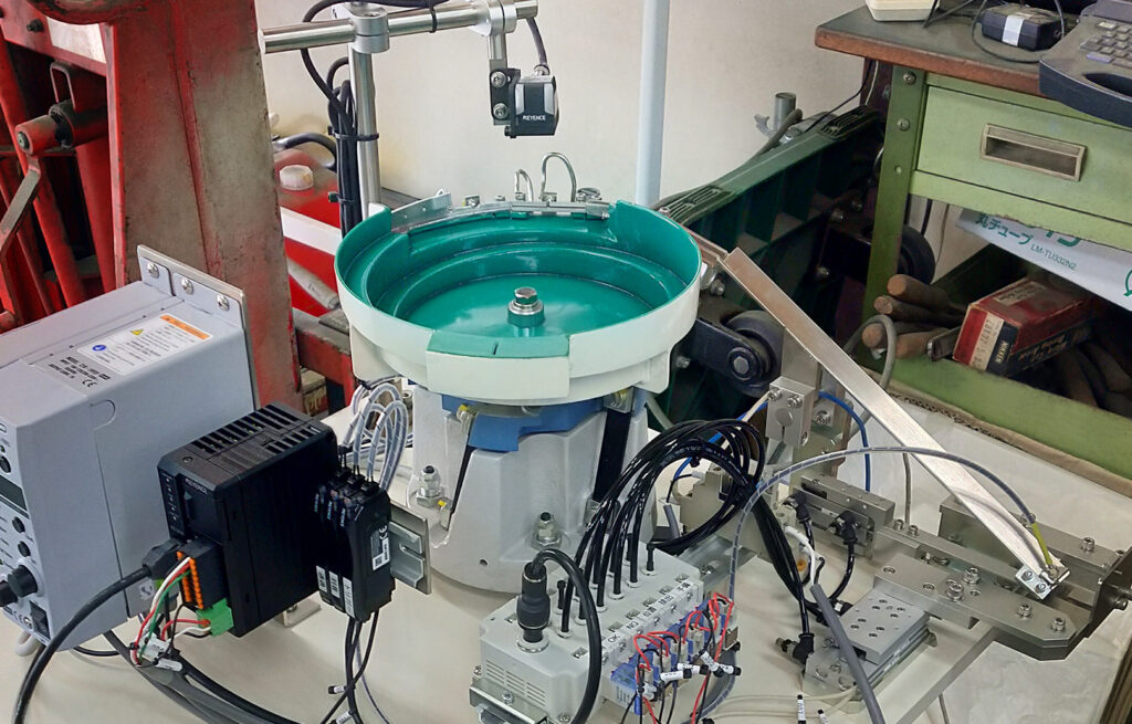 ブラシ付金属部品整列機