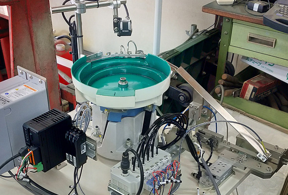 ブラシ付金属部品整列機