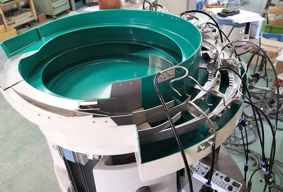 スプレー缶ノズルヘッド整列機