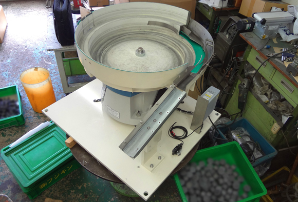重量のある金属部品を整列するパーツフィーダーです