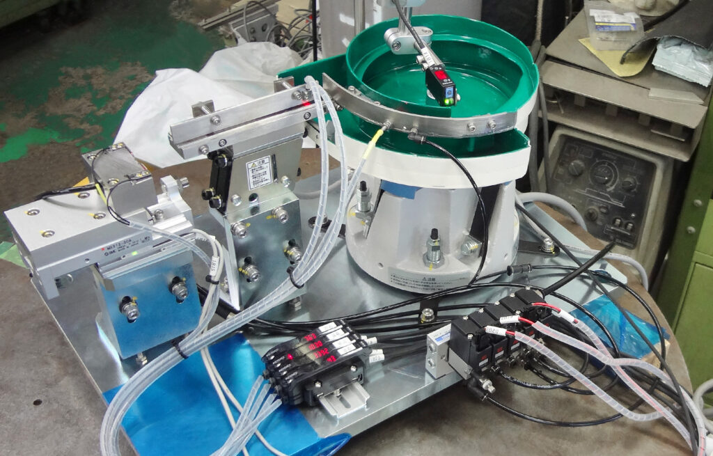 フック付きばね用パーツフィーダー